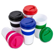 Copo plástico 480ml com tampa, produzido em polipropileno e livre de BPA