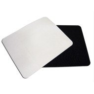 Mouse pad retangular de tecido, parte inferior emborrachada para evitar deslizamento.